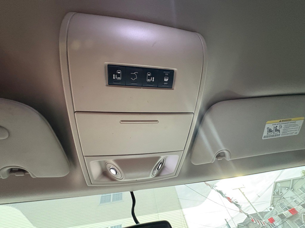 2012 Chrysler Town & Country Image 22