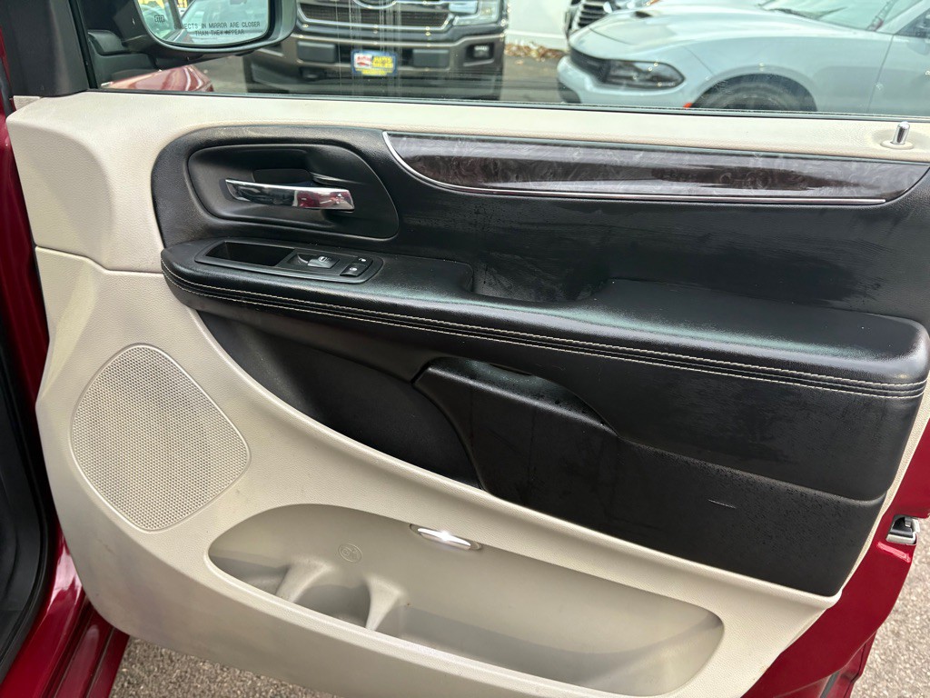 2012 Chrysler Town & Country Image 23