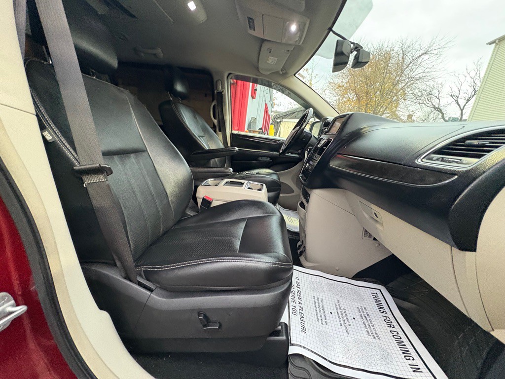 2012 Chrysler Town & Country Image 24