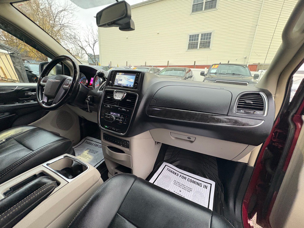 2012 Chrysler Town & Country Image 25