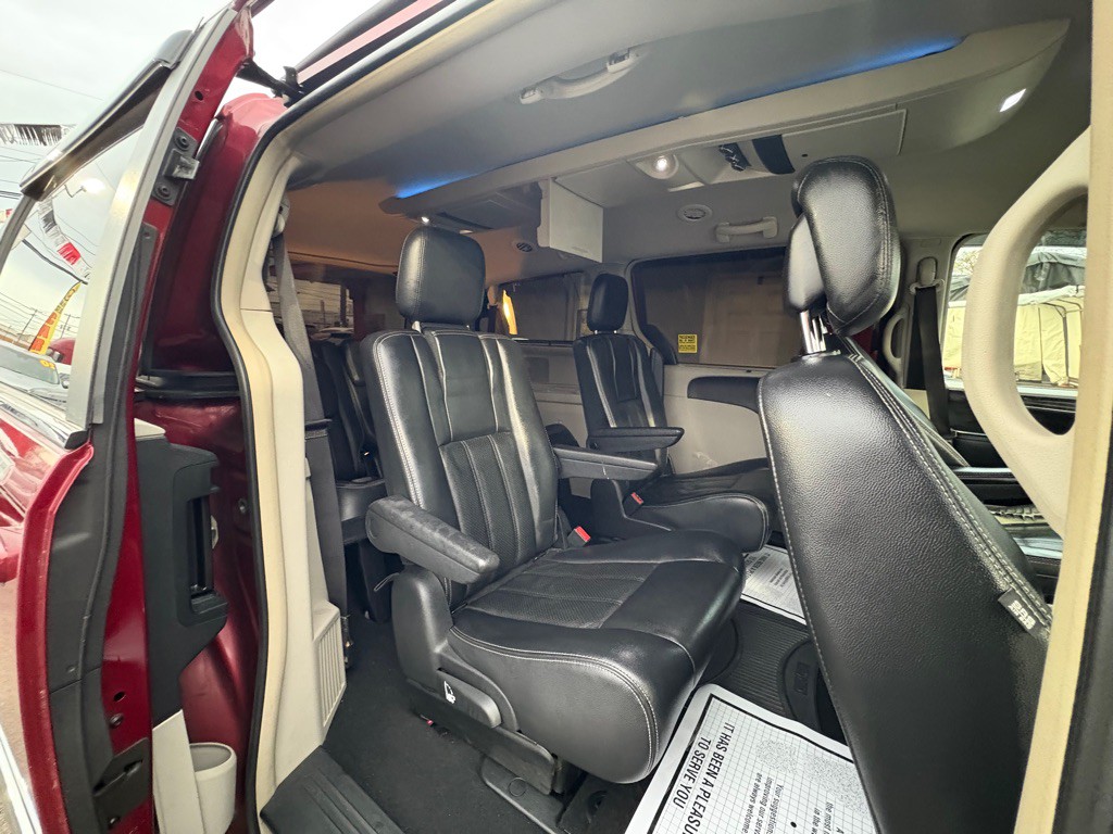 2012 Chrysler Town & Country Image 26