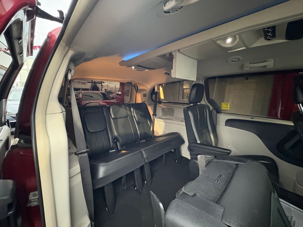 2012 Chrysler Town & Country Image 27