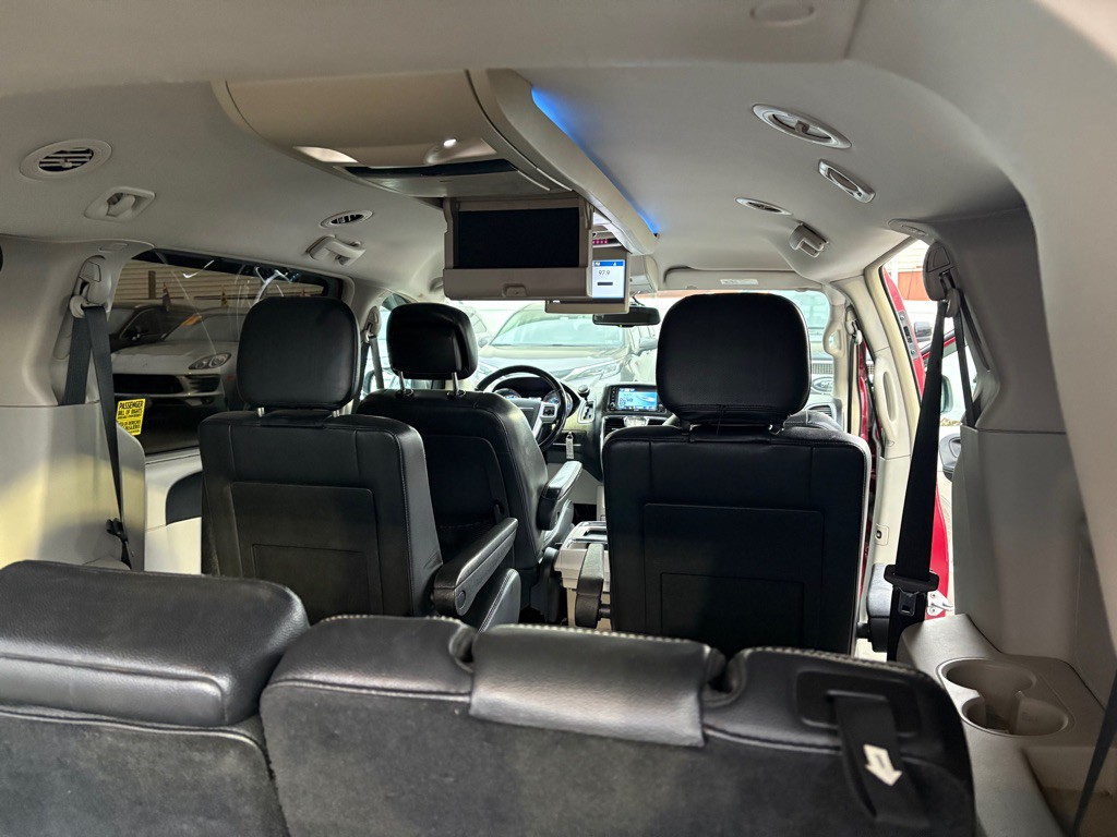 2012 Chrysler Town & Country Image 29