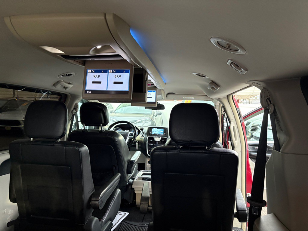 2012 Chrysler Town & Country Image 30