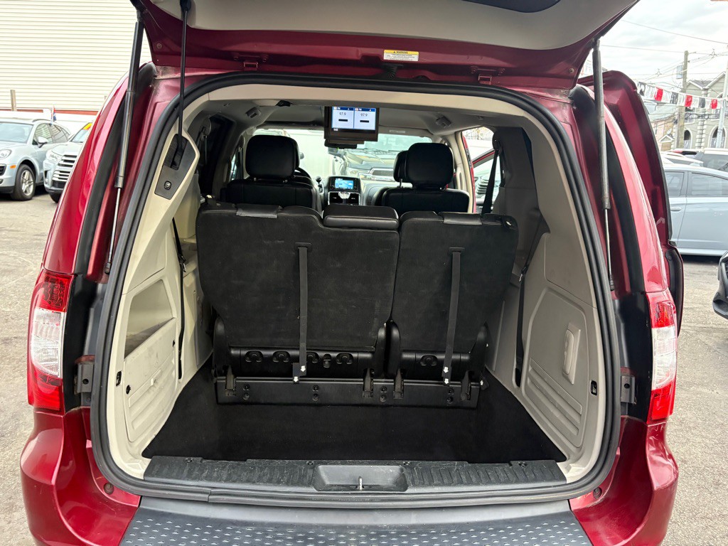 2012 Chrysler Town & Country Image 31