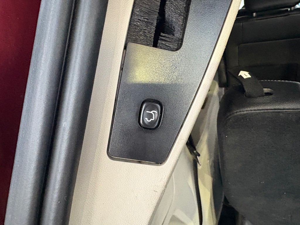 2012 Chrysler Town & Country Image 32