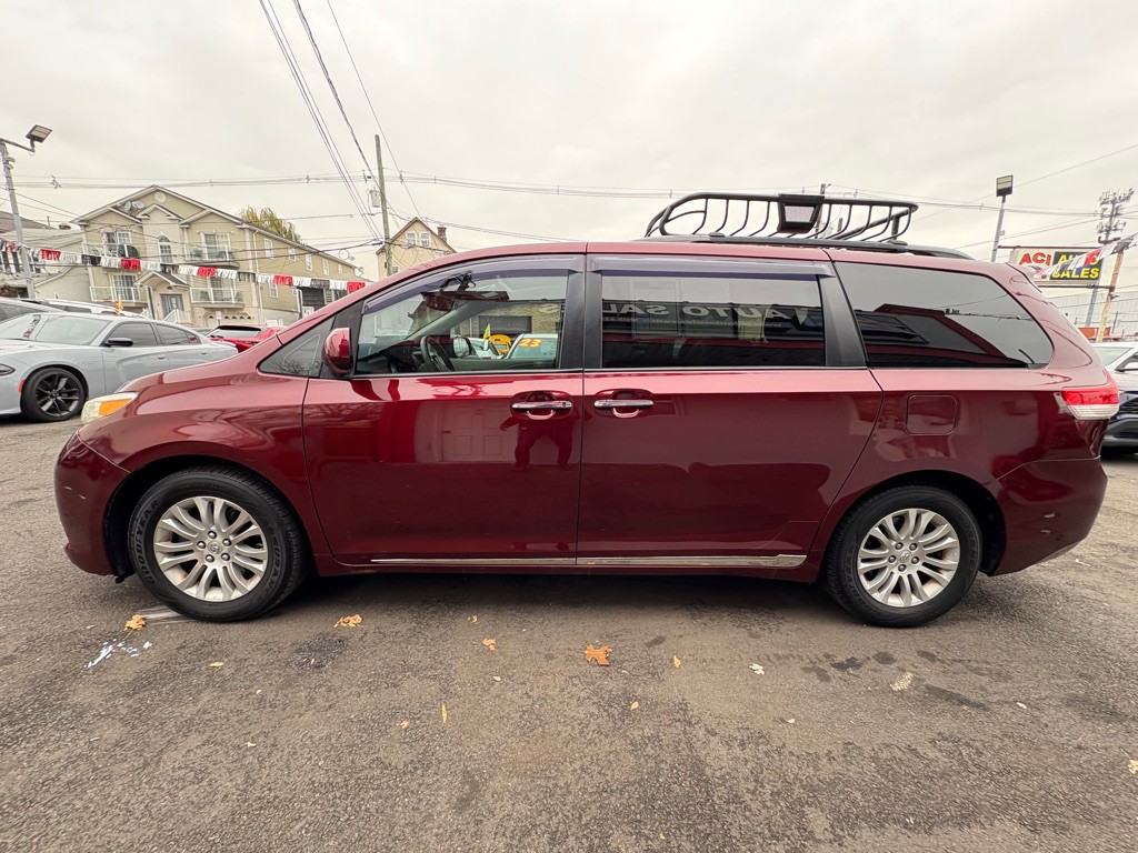 2011 Toyota Sienna Image 4