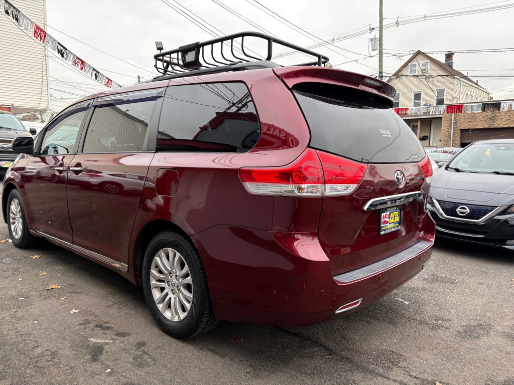 2011 Toyota Sienna Image 5