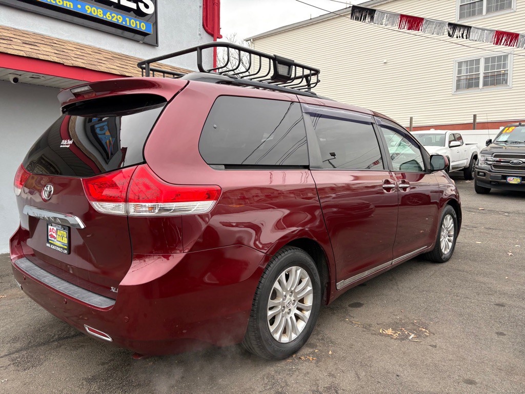 2011 Toyota Sienna Image 7