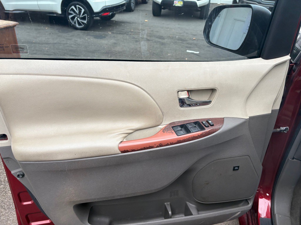 2011 Toyota Sienna Image 10