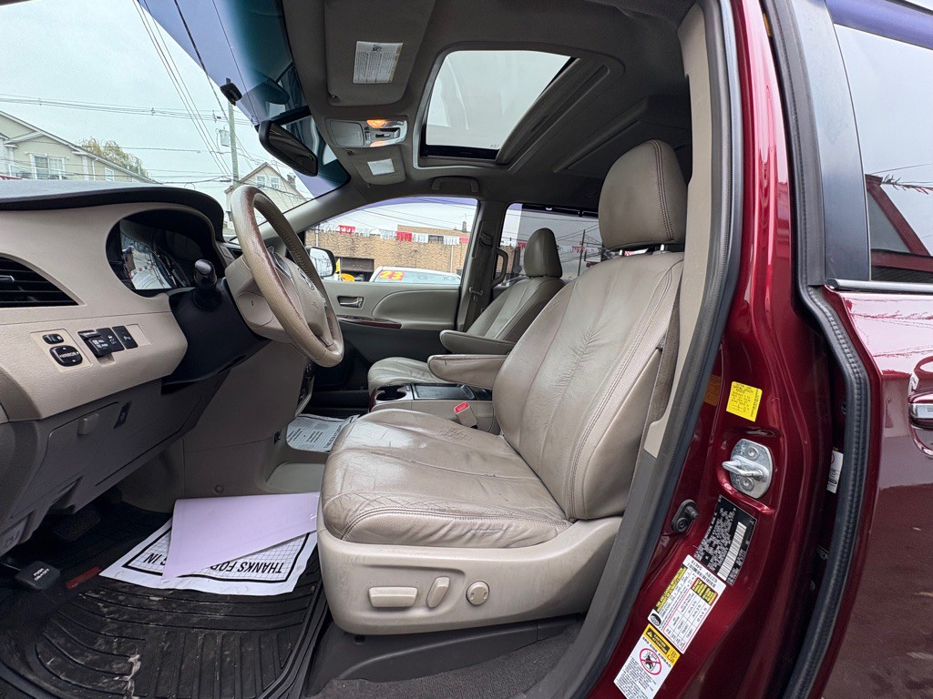 2011 Toyota Sienna Image 11