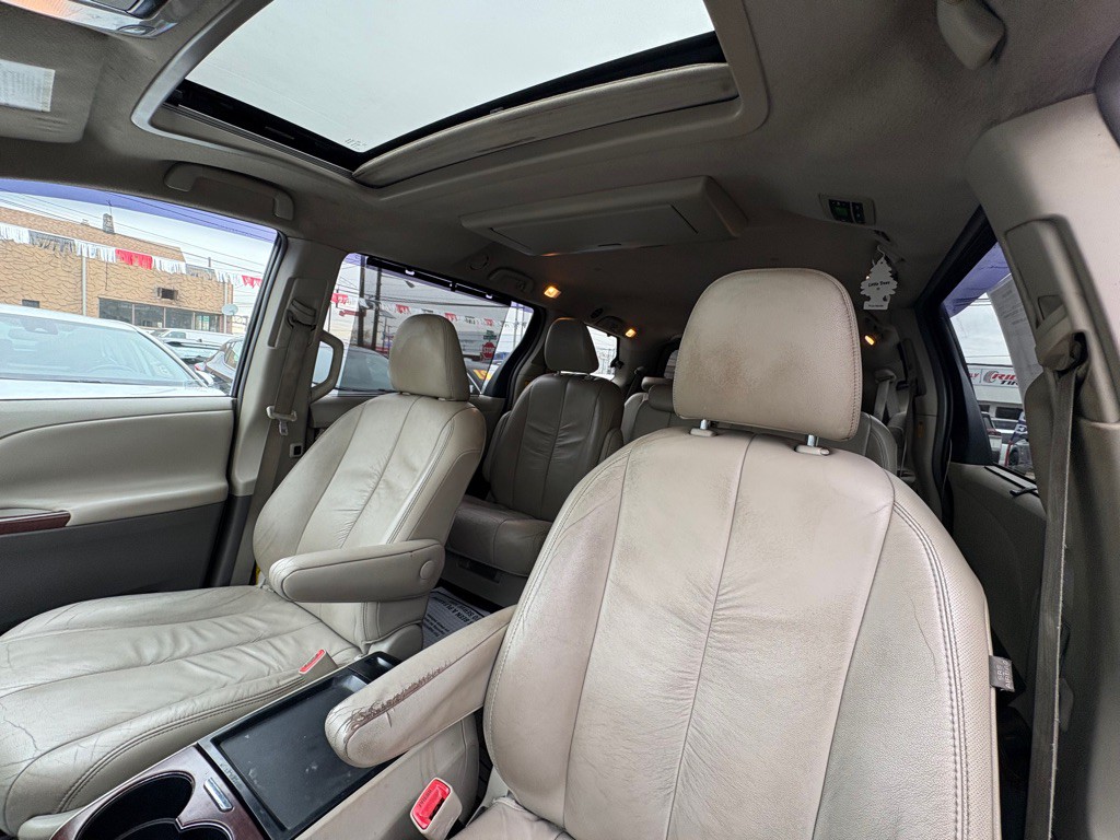 2011 Toyota Sienna Image 12