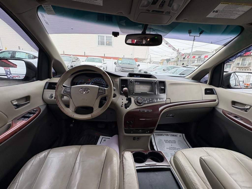 2011 Toyota Sienna Image 13