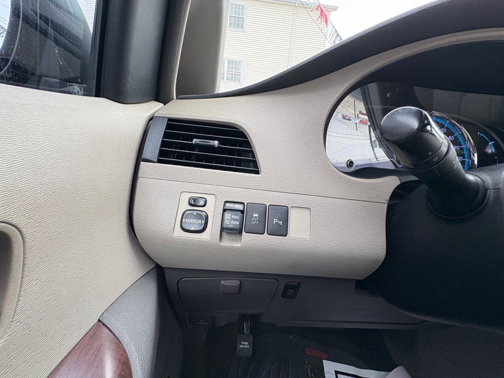 2011 Toyota Sienna Image 14