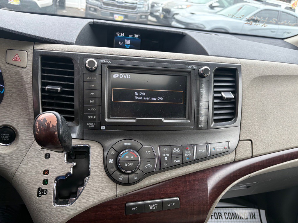 2011 Toyota Sienna Image 18