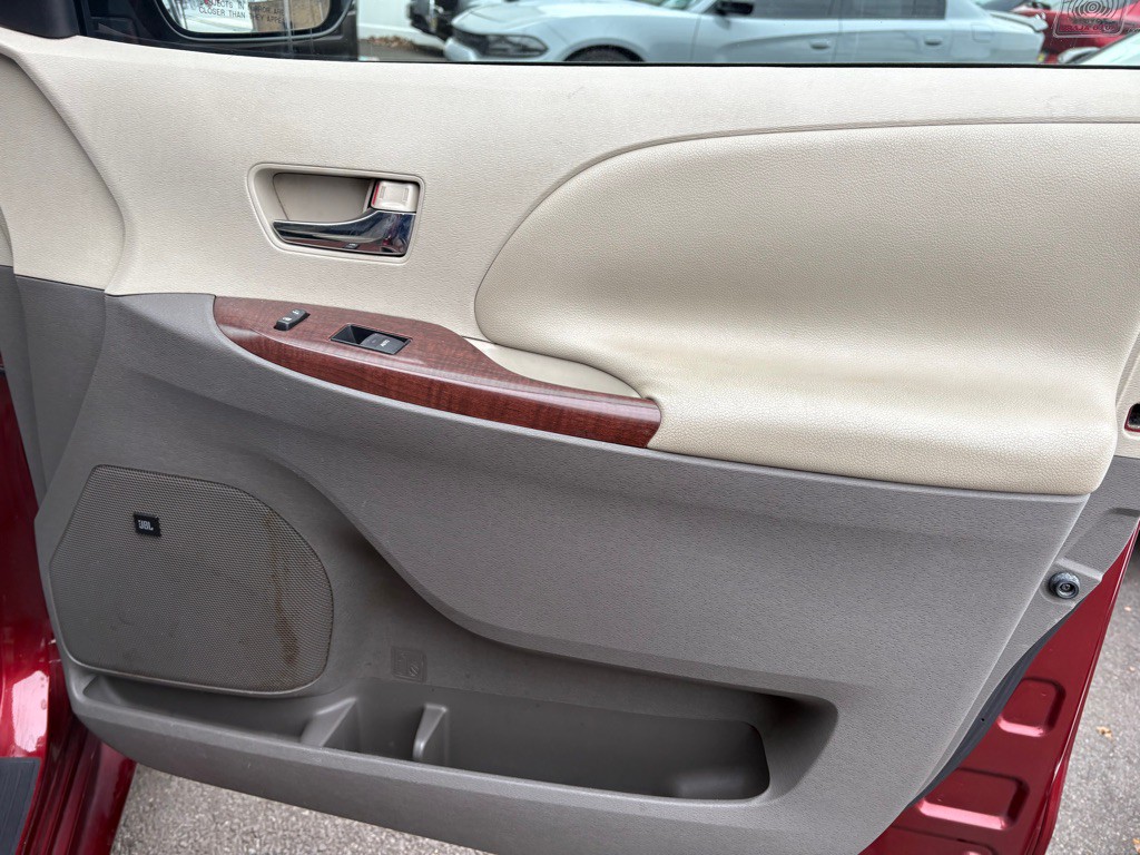 2011 Toyota Sienna Image 21