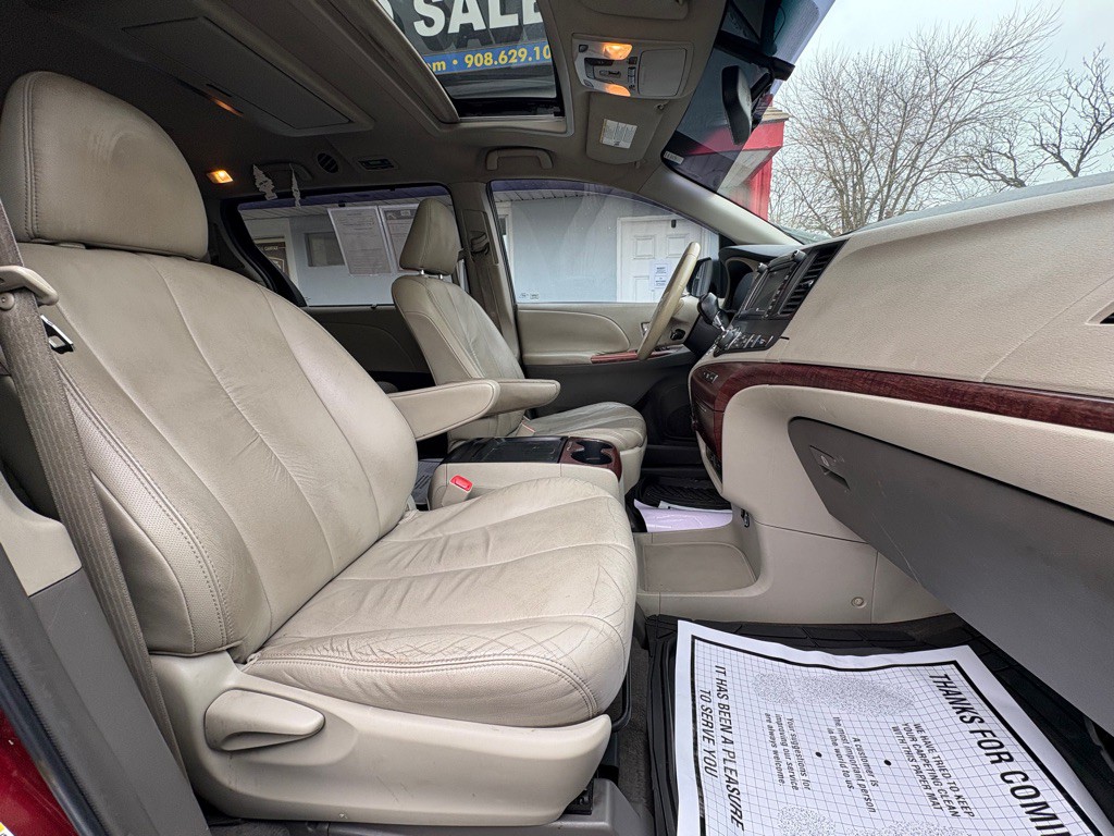2011 Toyota Sienna Image 22