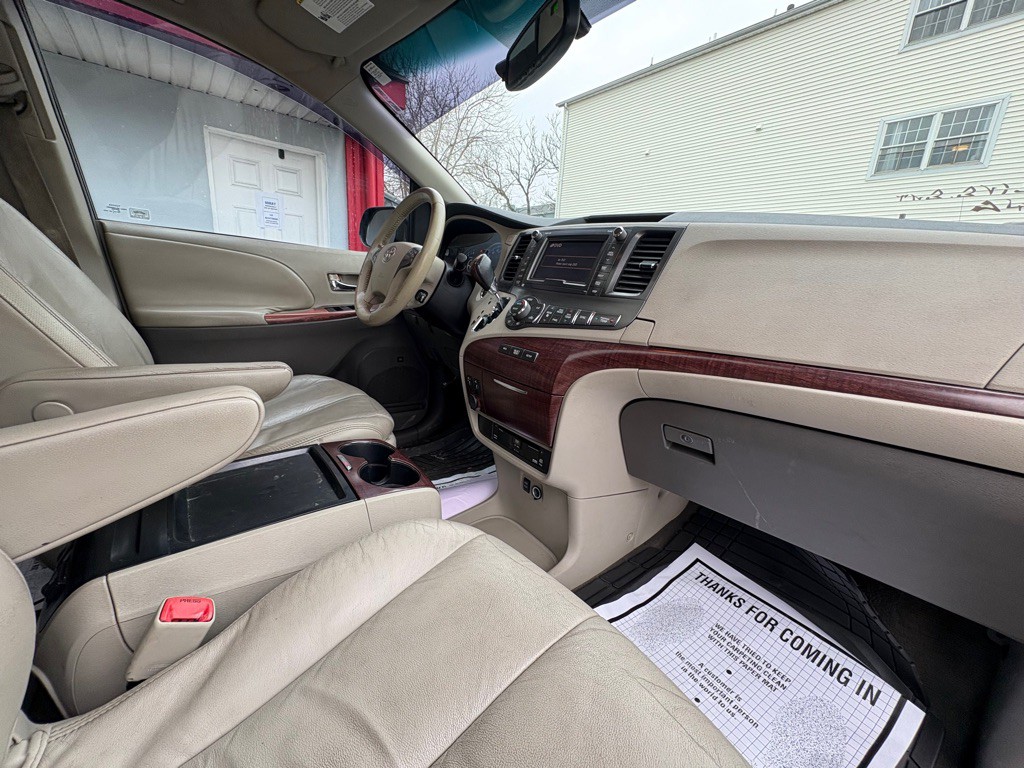 2011 Toyota Sienna Image 23