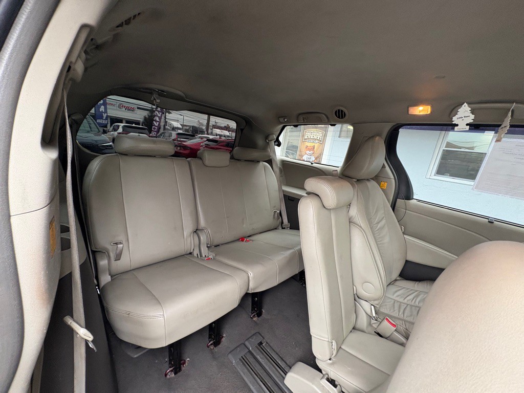 2011 Toyota Sienna Image 25
