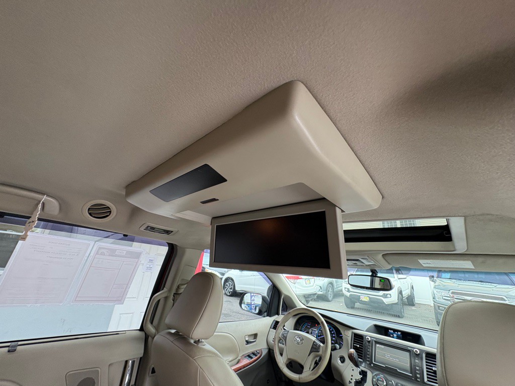 2011 Toyota Sienna Image 26