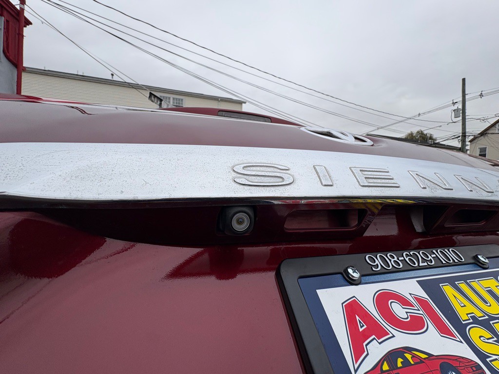 2011 Toyota Sienna Image 28