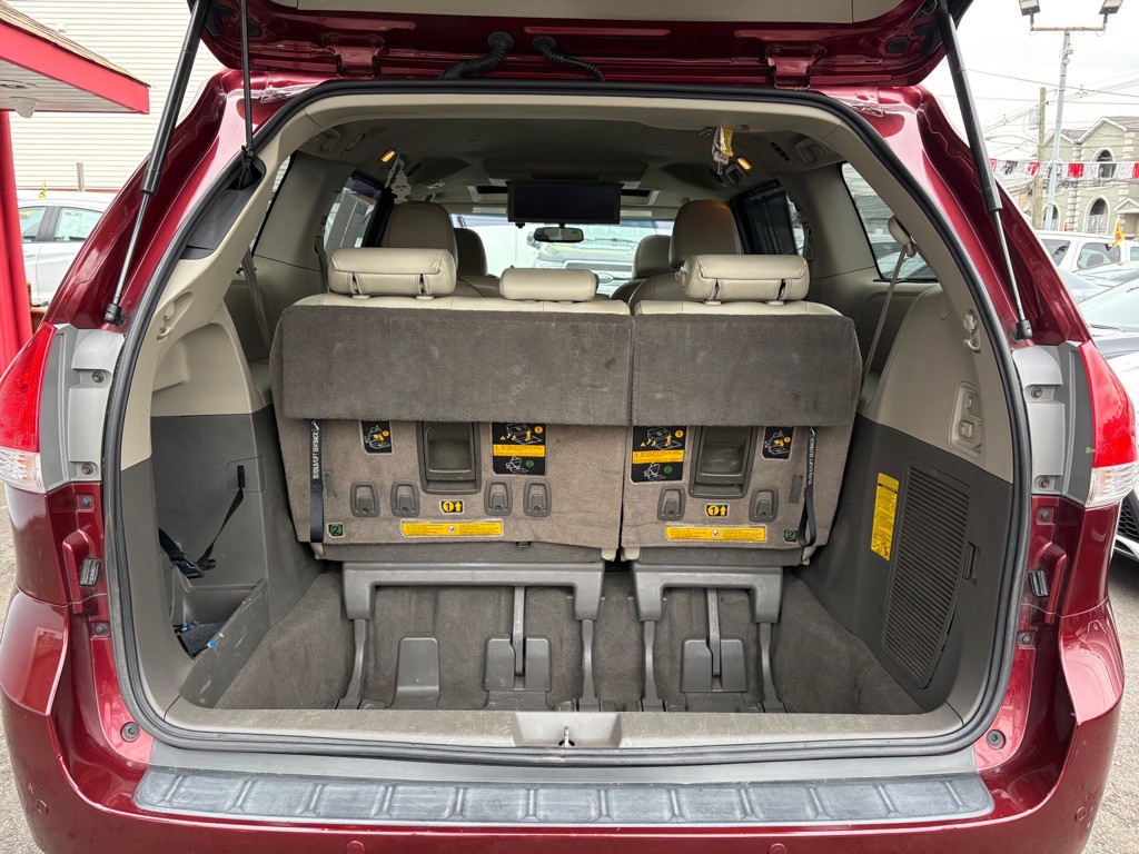 2011 Toyota Sienna Image 29