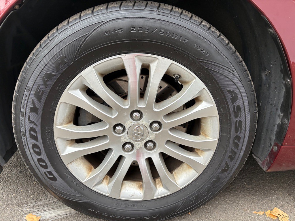 2011 Toyota Sienna Image 32