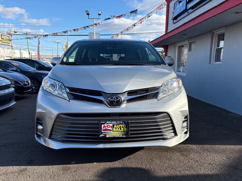2019 Toyota Sienna Image 2