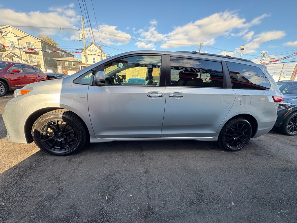 2019 Toyota Sienna Image 4