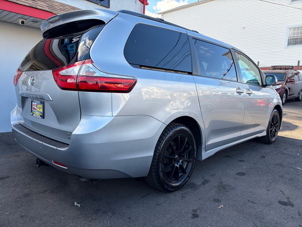 2019 Toyota Sienna Image 7