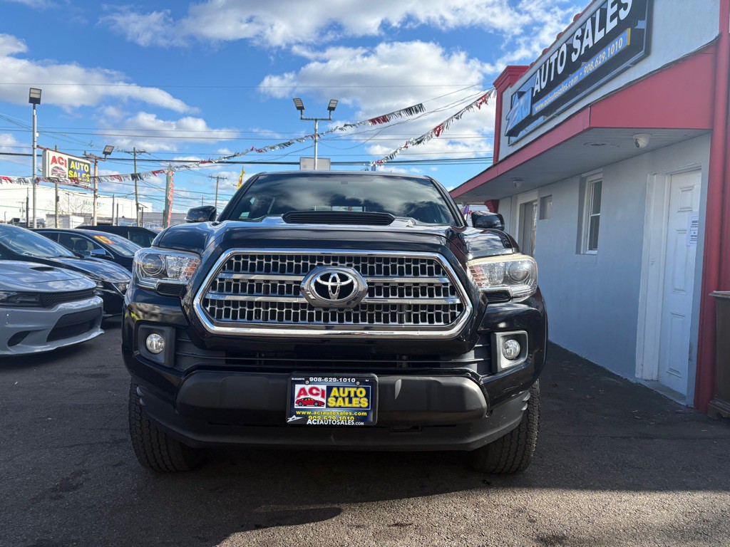 2017 Toyota Tacoma Image 2