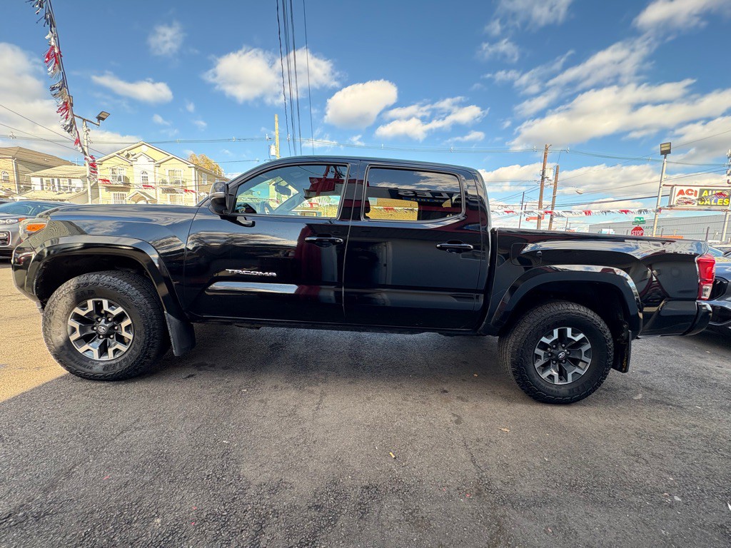 2017 Toyota Tacoma Image 4
