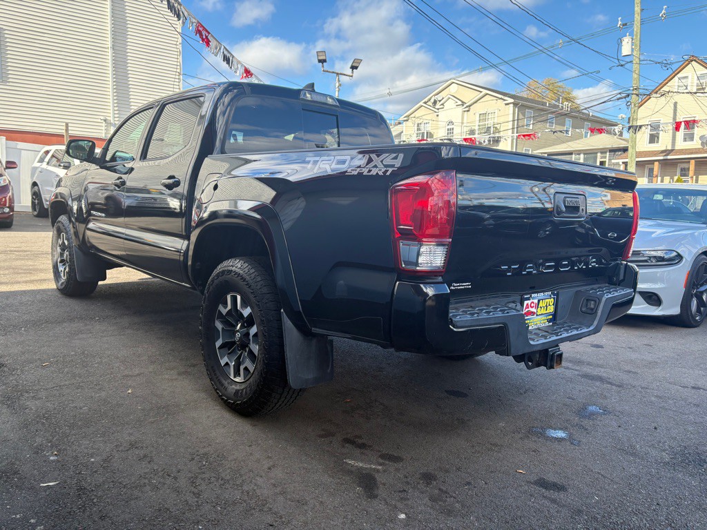 2017 Toyota Tacoma Image 5