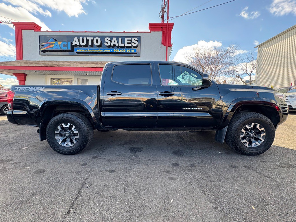2017 Toyota Tacoma Image 8