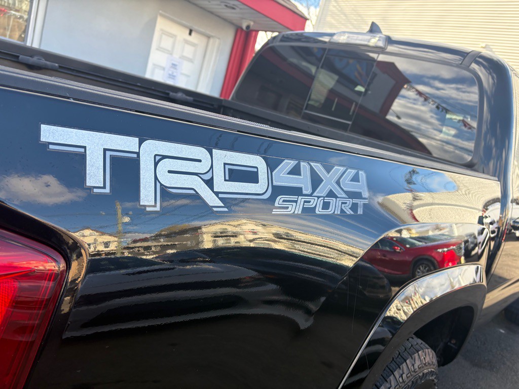 2017 Toyota Tacoma Image 10