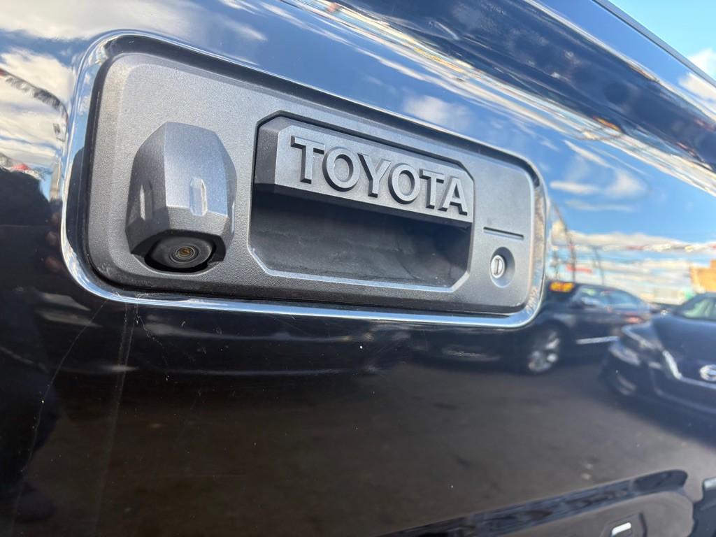 2017 Toyota Tacoma Image 11