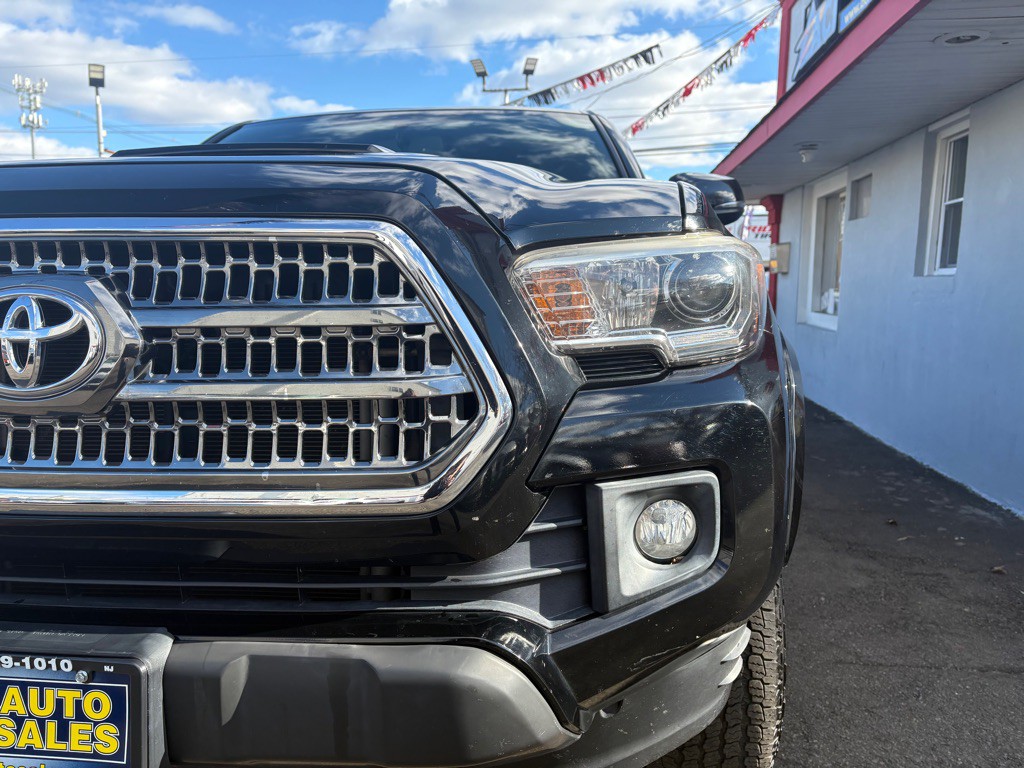 2017 Toyota Tacoma Image 14
