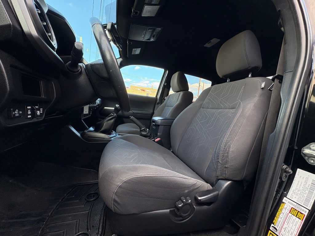 2017 Toyota Tacoma Image 16