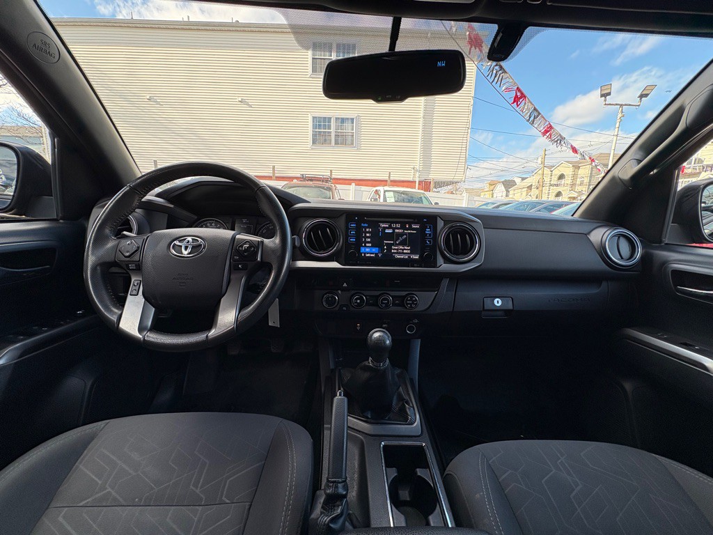 2017 Toyota Tacoma Image 19