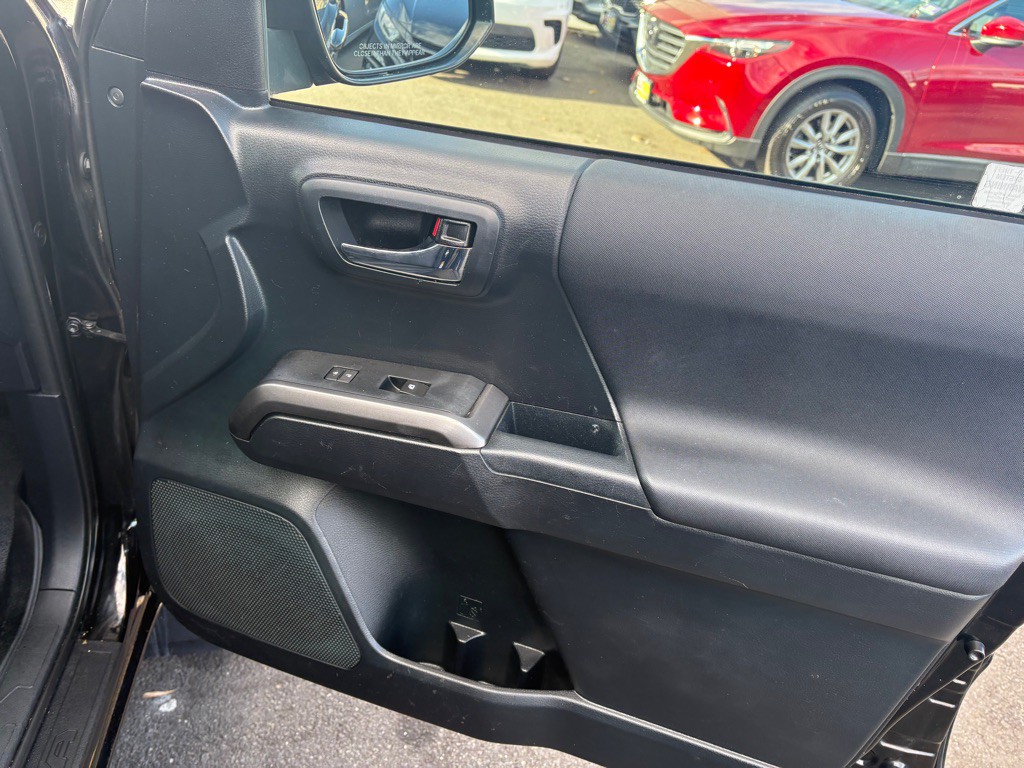 2017 Toyota Tacoma Image 27