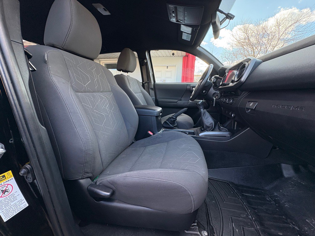 2017 Toyota Tacoma Image 28