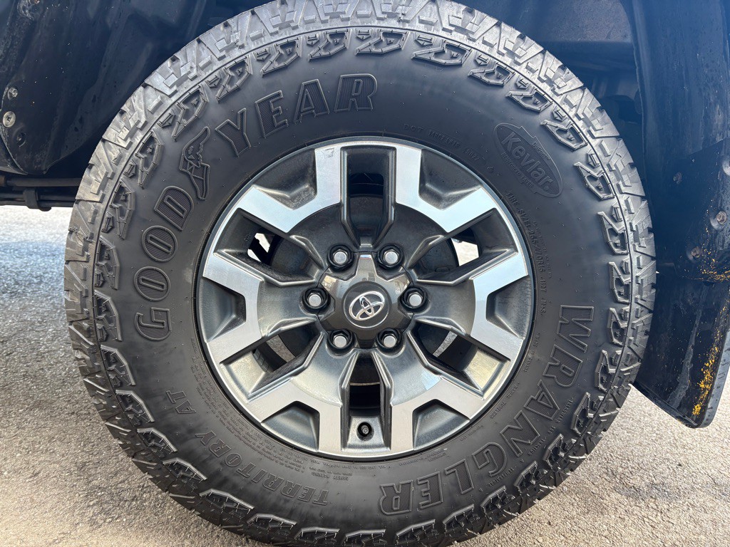 2017 Toyota Tacoma Image 32