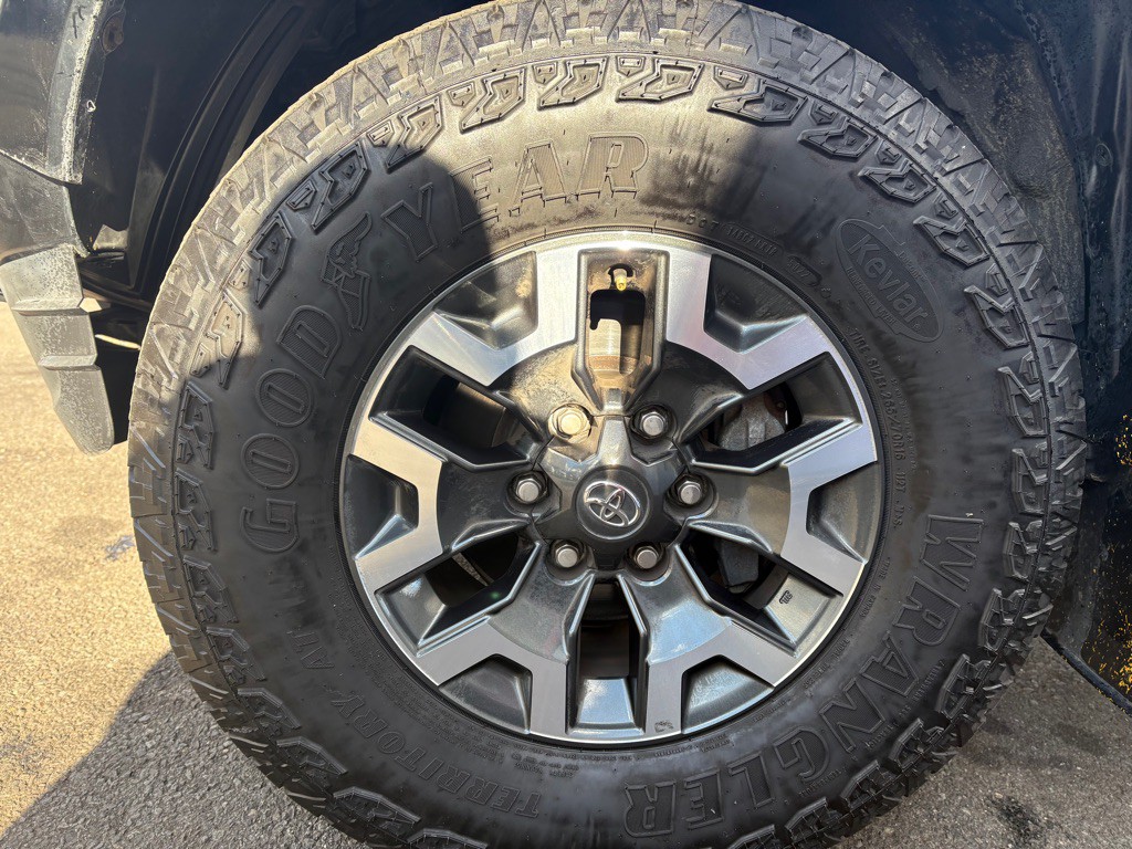 2017 Toyota Tacoma Image 33