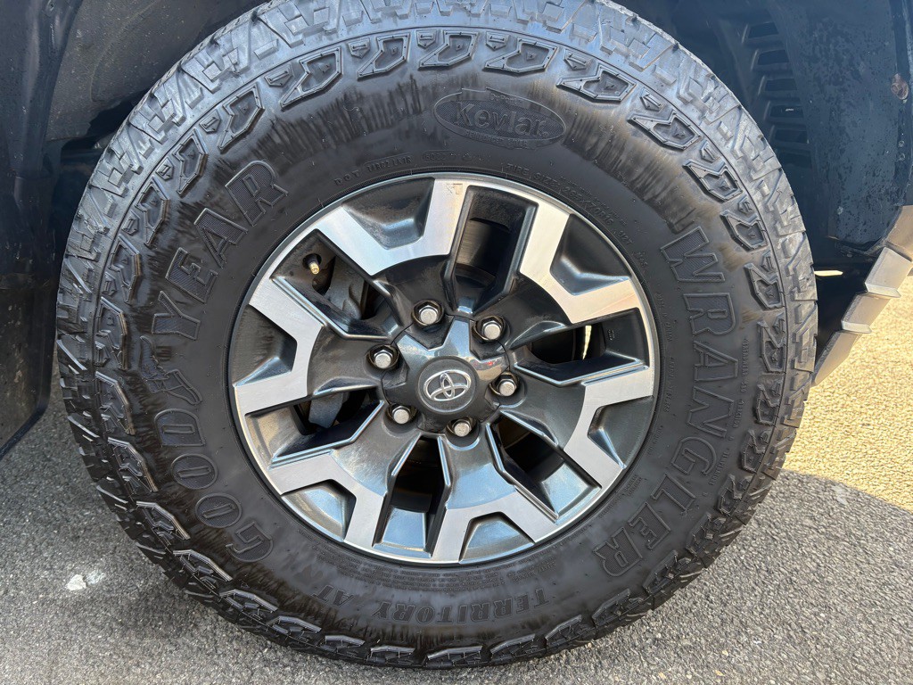 2017 Toyota Tacoma Image 34