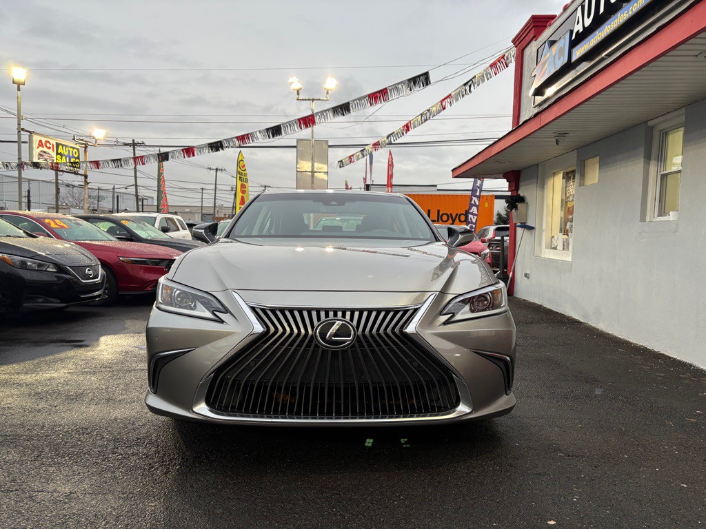 2020 Lexus ES Image 2