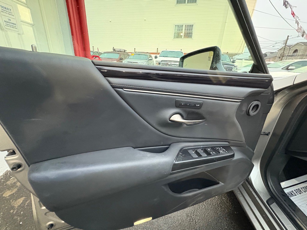 2020 Lexus ES Image 10