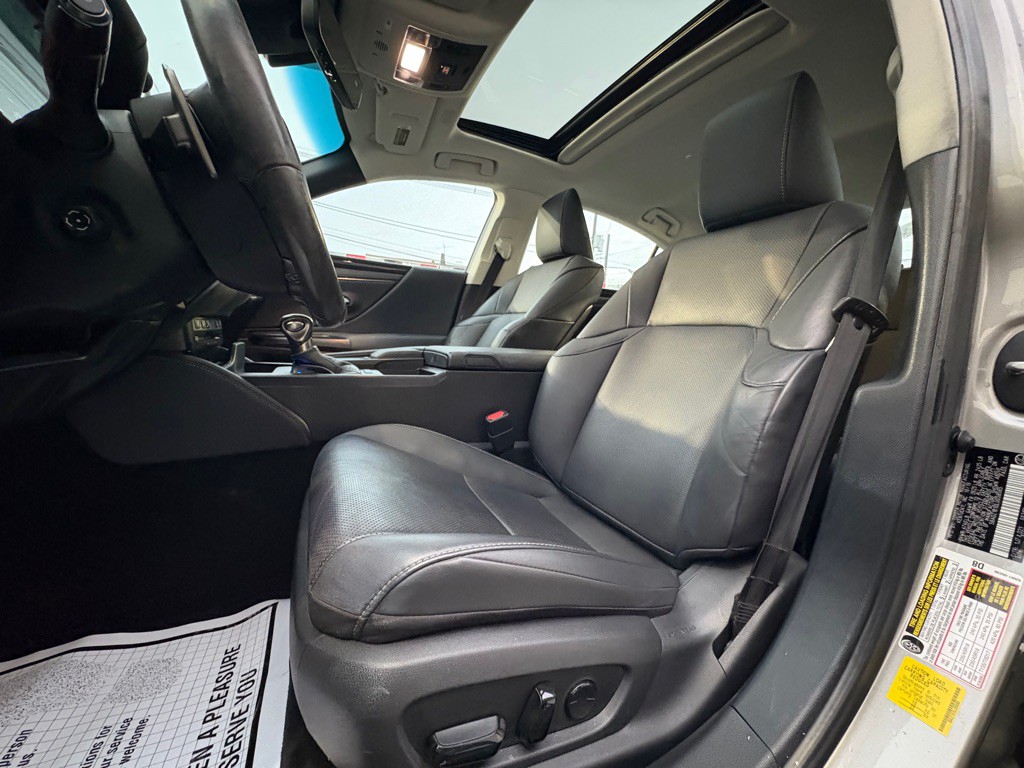 2020 Lexus ES Image 11