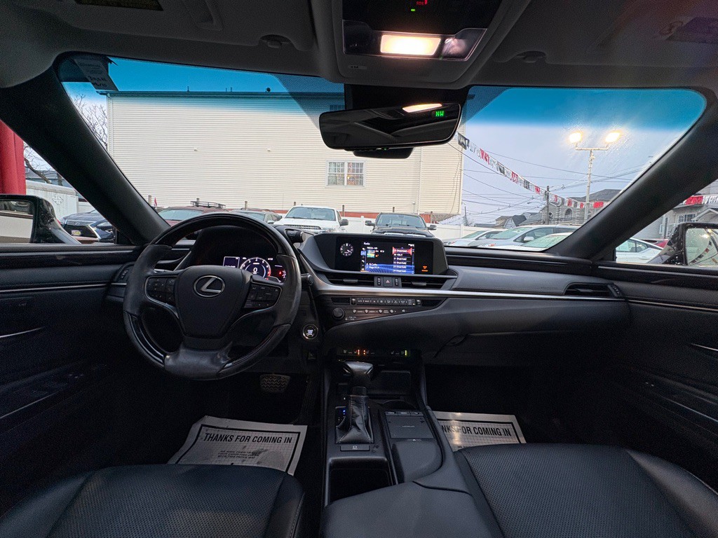 2020 Lexus ES Image 14
