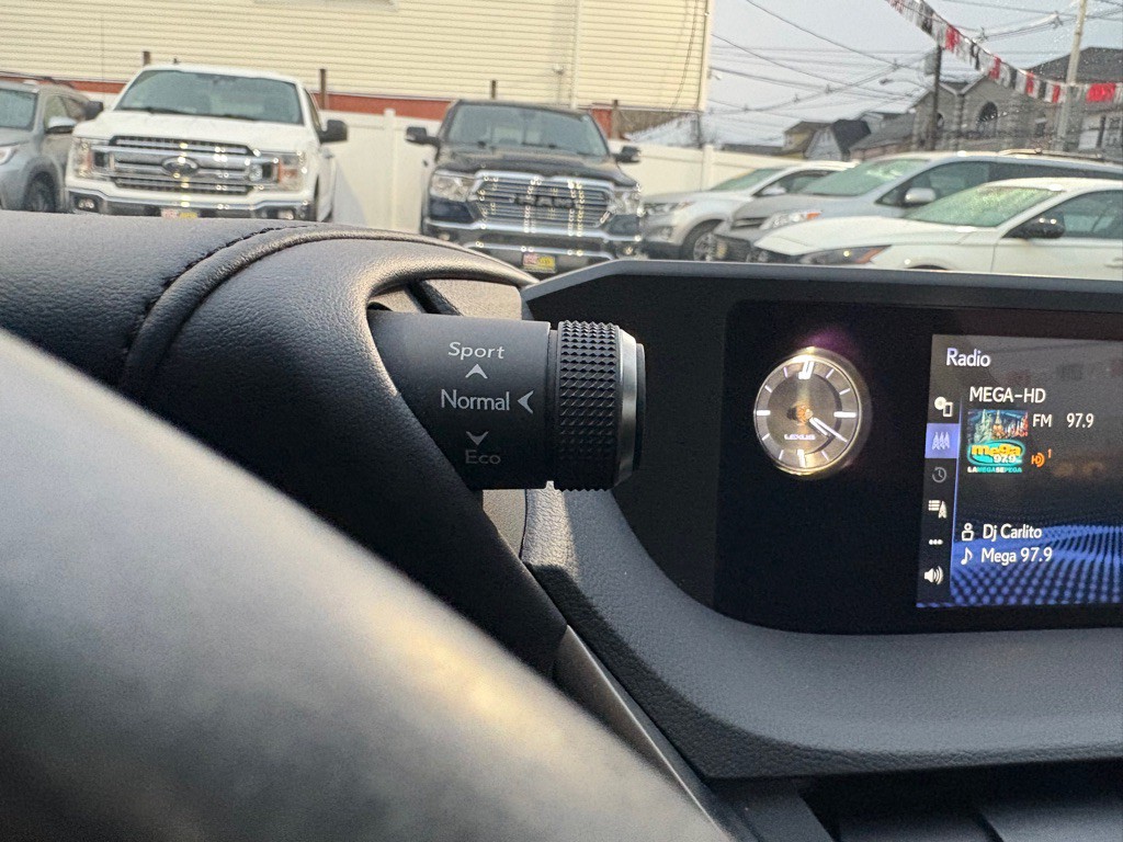 2020 Lexus ES Image 18