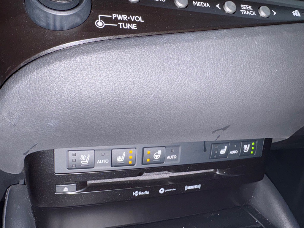 2020 Lexus ES Image 23